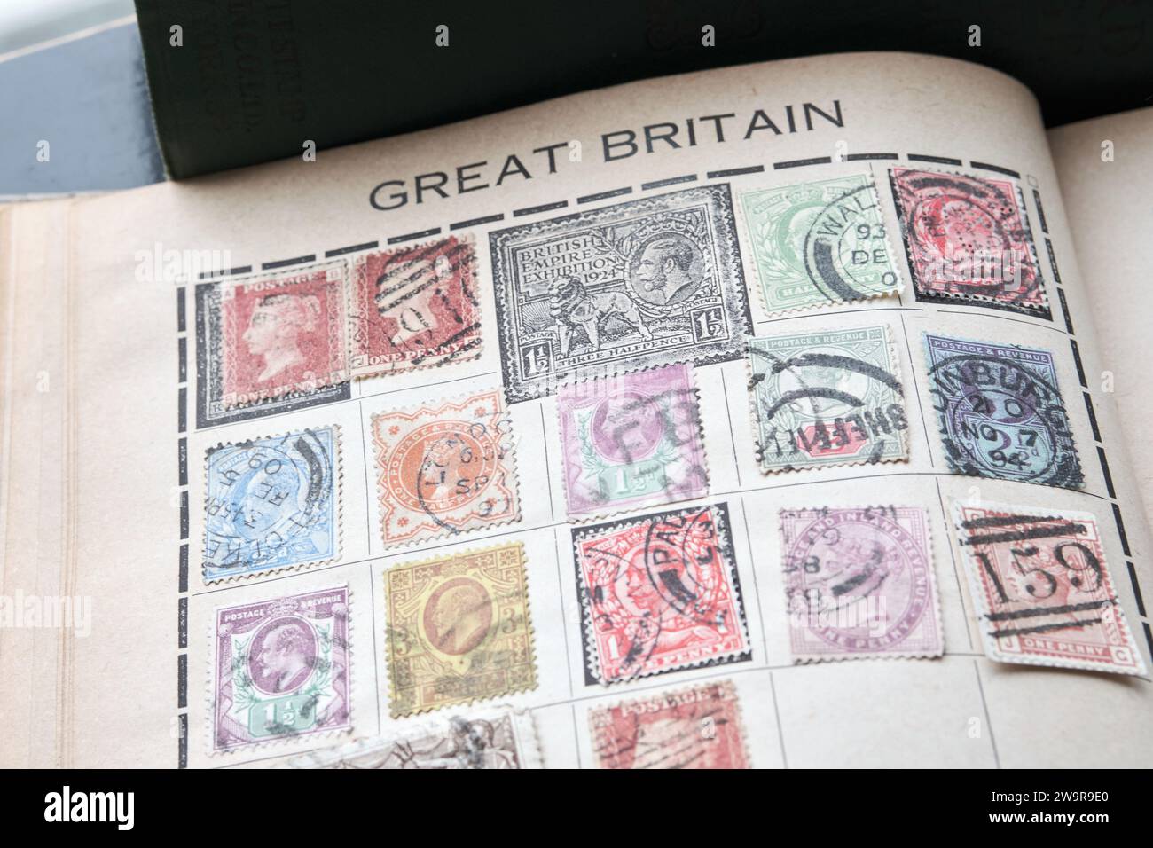 Seite des Briefmarkensammelbuches mit Briefmarken aus großbritannien Anfang des 20. Jahrhunderts Stockfoto