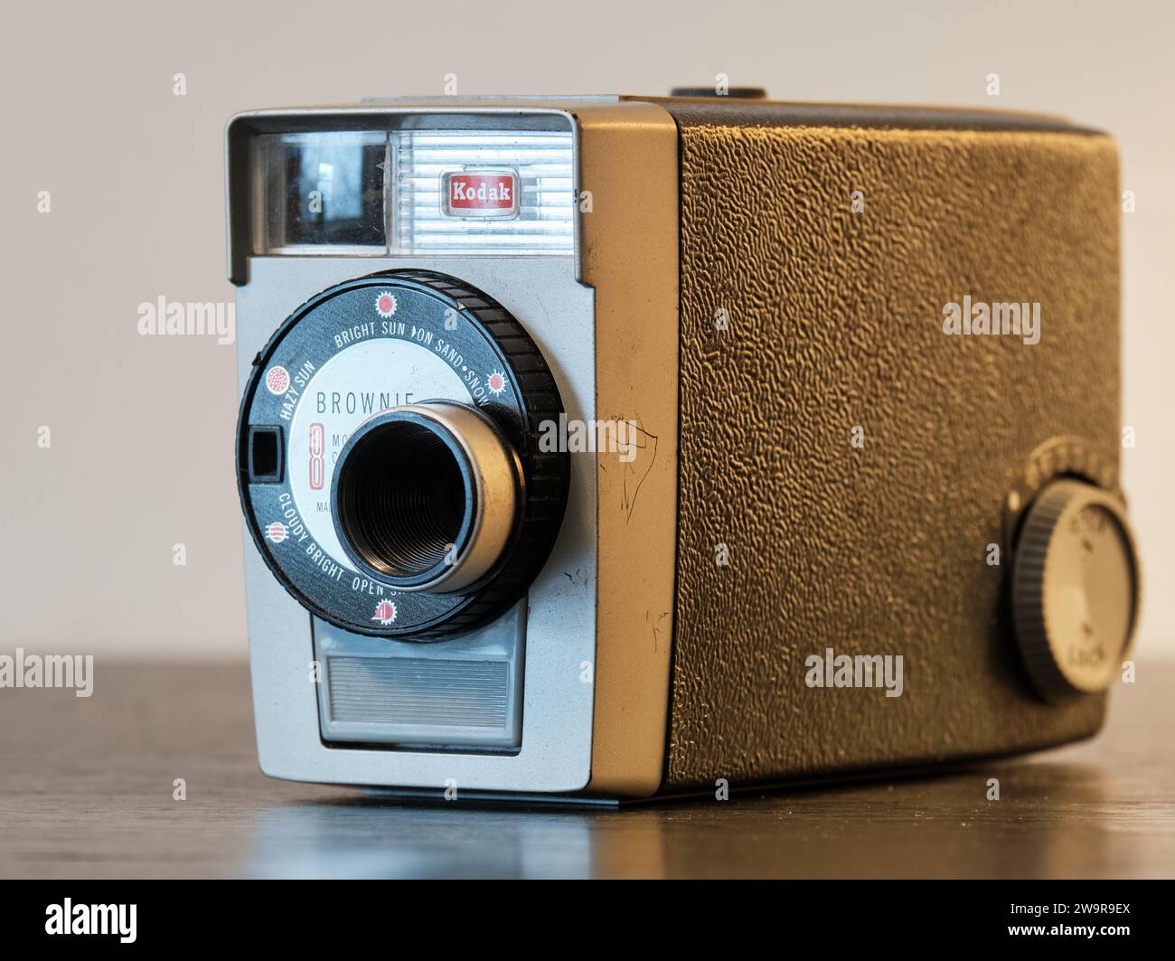 Die Brownie 8-mm-Filmkamera ist eine preiswerte, hochwertige Uhrwerkkamera mit festem Fokus 1:2,7 13 mm Stockfoto