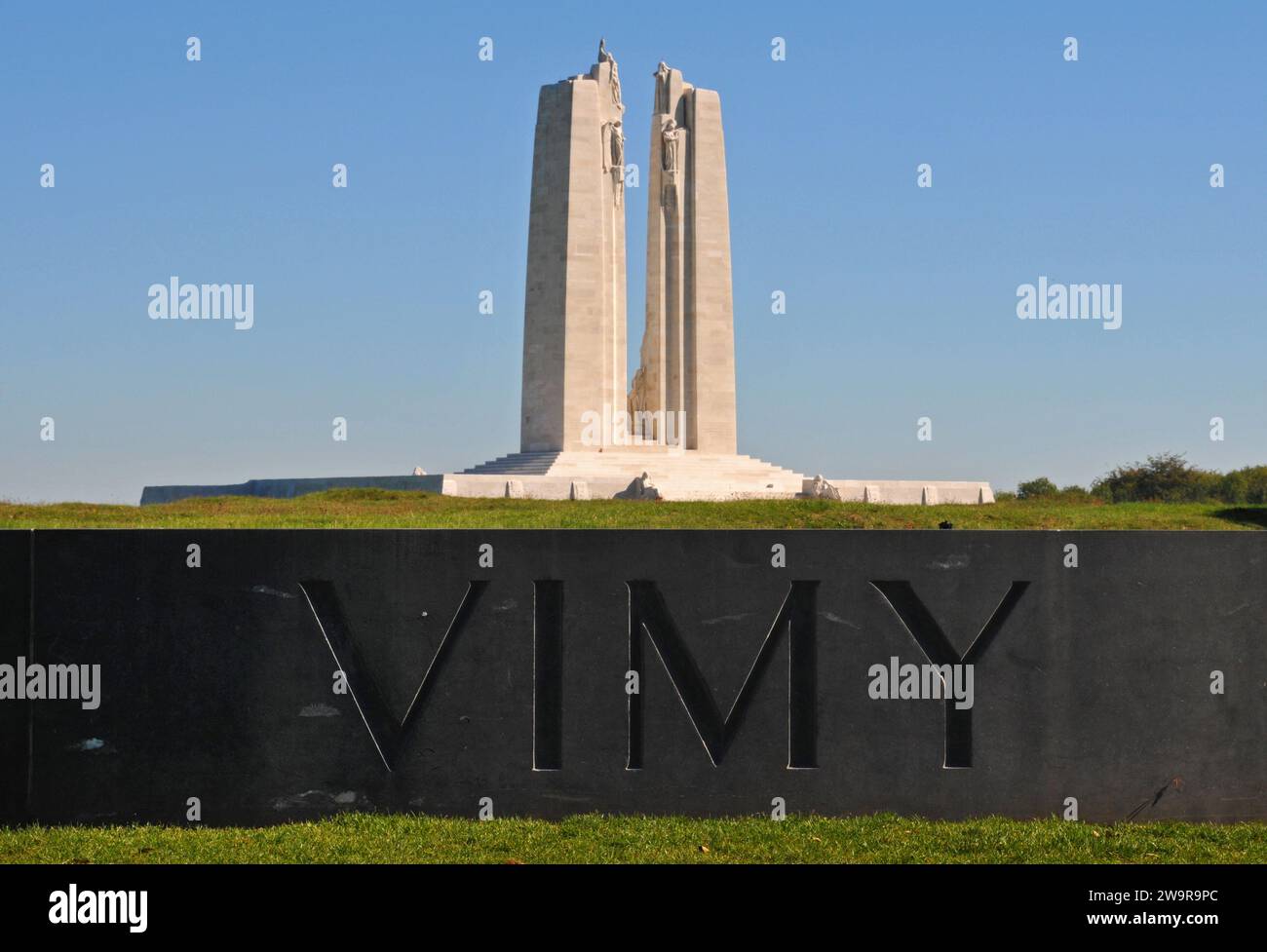Das kanadische National Vimy Memorial, entworfen vom Bildhauer Walter Allward, ist der Ort der Schlacht am Vimy Ridge im Ersten Weltkrieg in Frankreich. Stockfoto