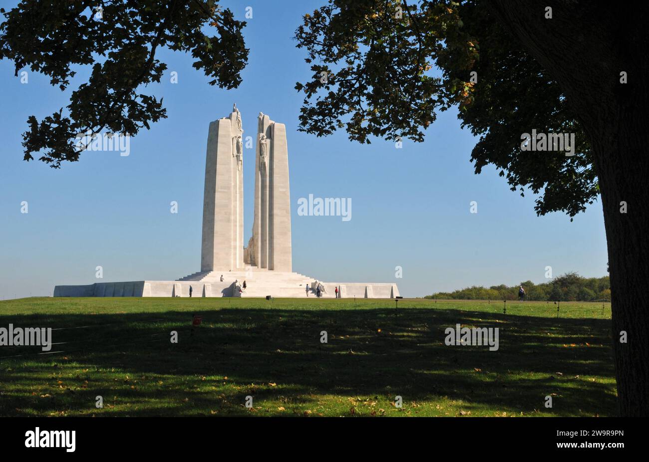 Das kanadische National Vimy Memorial, entworfen vom Bildhauer Walter S. Allward, ist der Ort der Schlacht am Vimy Ridge im Ersten Weltkrieg in Frankreich. Stockfoto