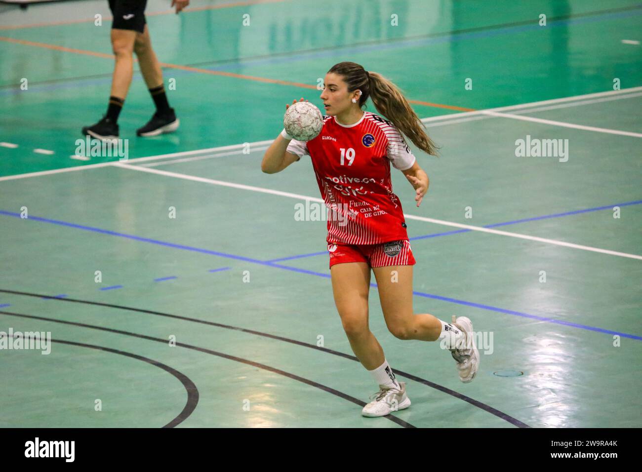 Gijon, Spanien, 29. Dezember 2023: der Spieler von Motive.Co Gijon Balonmano La Calzada, Marta da Silva (19) mit dem Ball während des 13. Spieltages der Liga Guerreras Iberdrola 2023-24 zwischen Motive.Co Gijon Balonmano La Calzada und den Mecalia Atletico Guardes, am 29. Dezember 2023 im La Arena Pavillon in Gijon, Spanien. Quelle: Alberto Brevers / Alamy Live News. Stockfoto