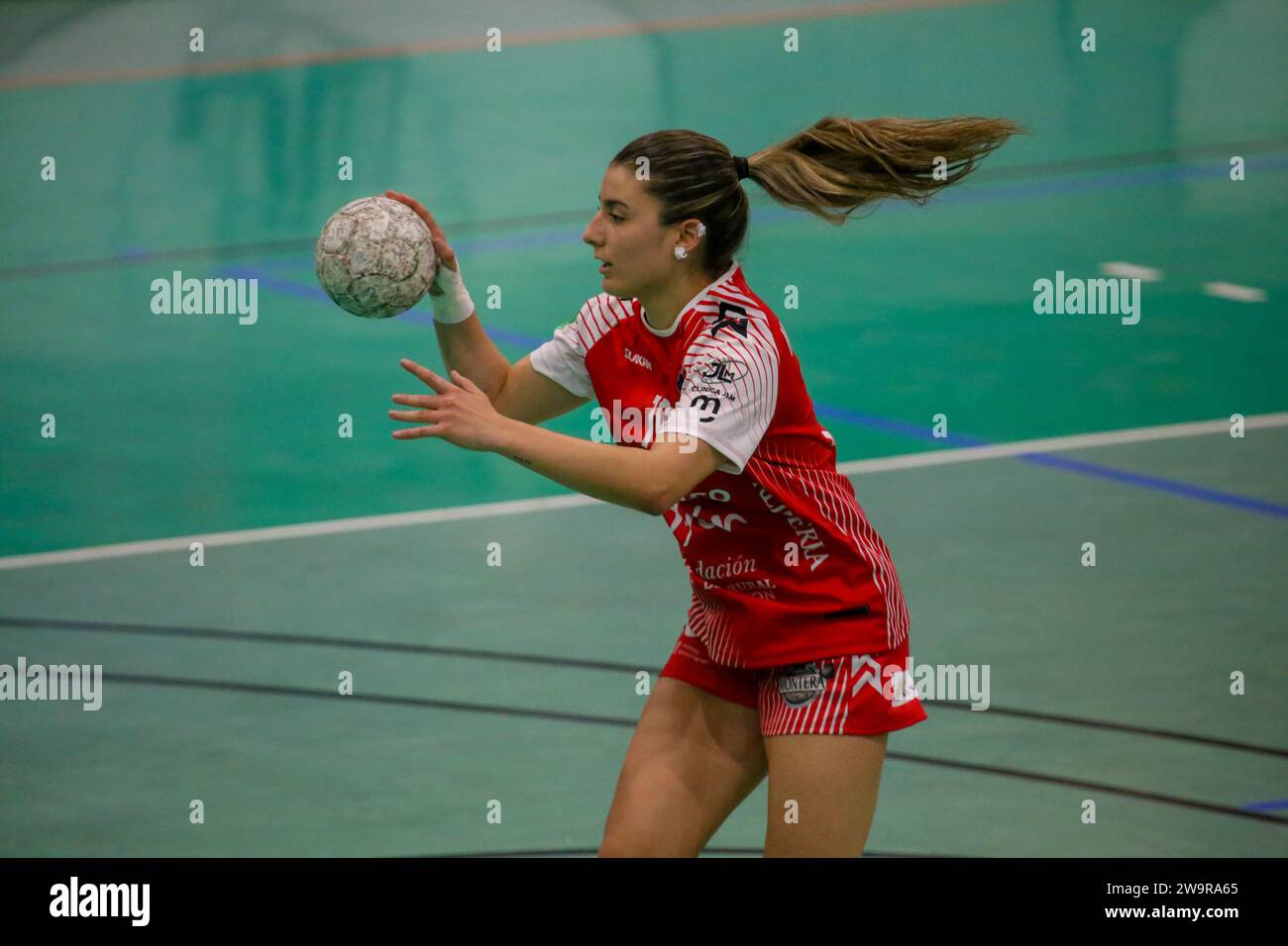 Gijon, Spanien, 29. Dezember 2023: der Spieler von Motive.Co Gijon Balonmano La Calzada, Marta da Silva (19) mit dem Ball während des 13. Spieltages der Liga Guerreras Iberdrola 2023-24 zwischen Motive.Co Gijon Balonmano La Calzada und den Mecalia Atletico Guardes, am 29. Dezember 2023 im La Arena Pavillon in Gijon, Spanien. Quelle: Alberto Brevers / Alamy Live News. Stockfoto