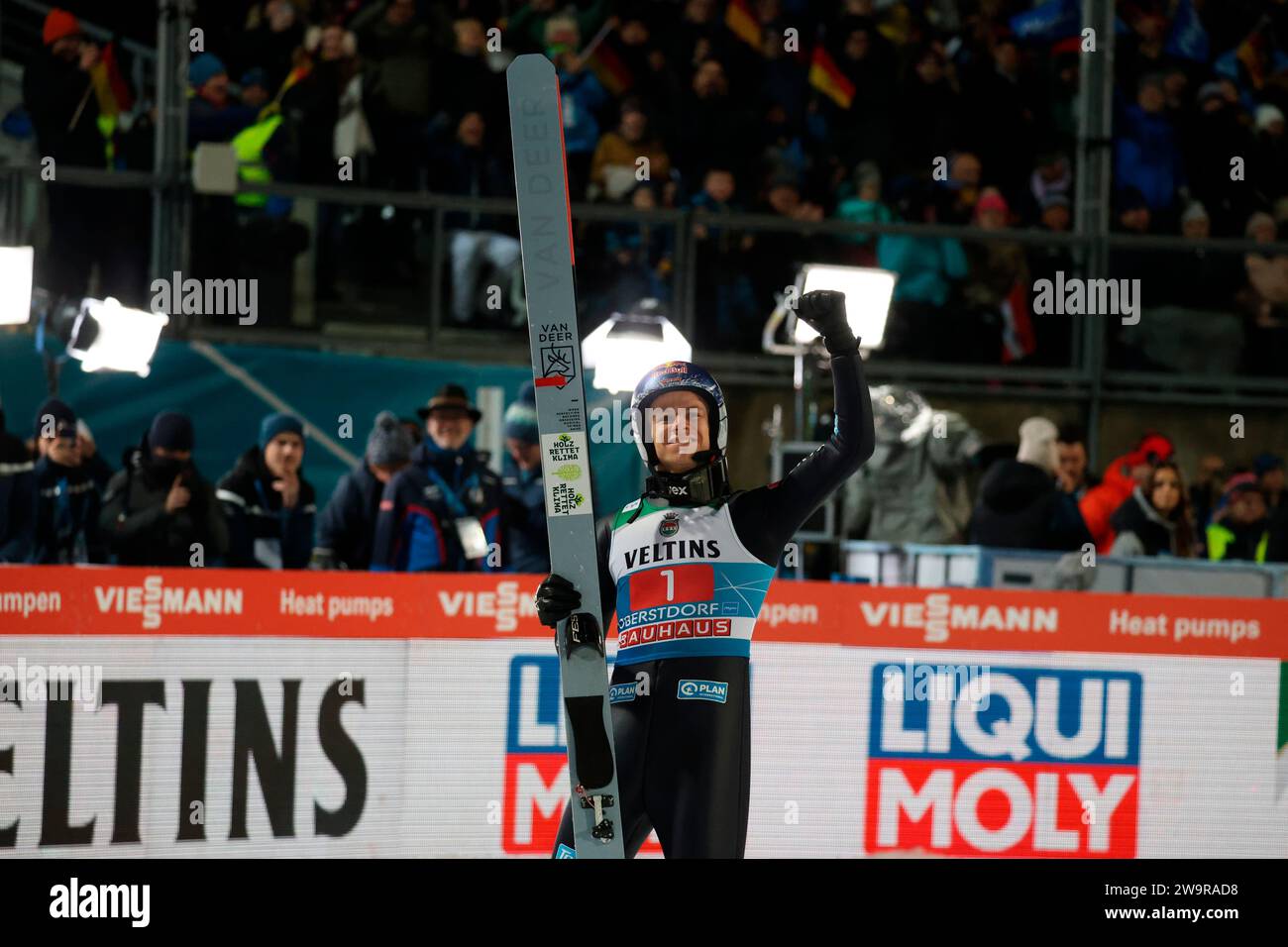 Oberstdorf, Deutschland. Dezember 2023. Andreas Wellinger (SC Ruhpolding) ballt die Faust und freut sich über seinen Sieg beim Auftaktspringen der 72. Vierschanzentournee Oberstdorf Credit: dpa/Alamy Live News Stockfoto