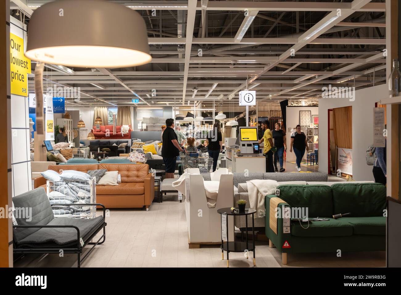 Shopper stöbern im Reading Ikea Store, einer skandinavischen Kette, die Möbel und Möbel verkauft. Thema: Shopping der Mittelklasse, DIY Stockfoto