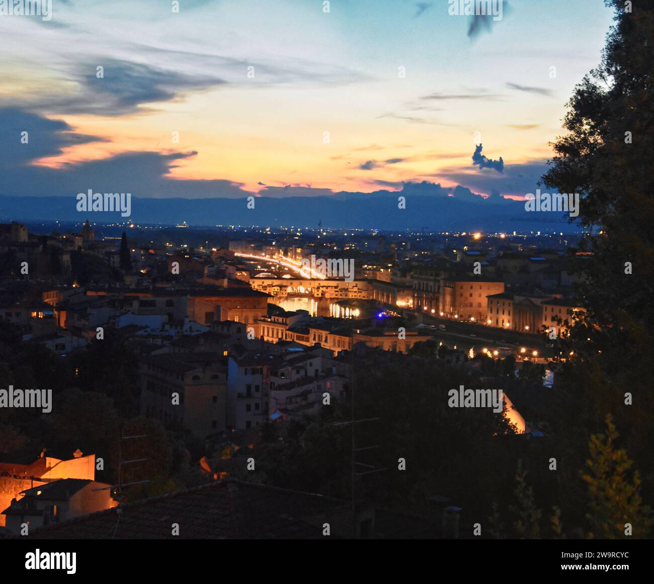 Florenz ab Piazzale Michelangelo bei Sonnenuntergang, Hauptstadt der italienischen Toskana, Dom, Ponte Vecchio Fluss Arno Renaissance Zentrum für Kunst und Archi Stockfoto