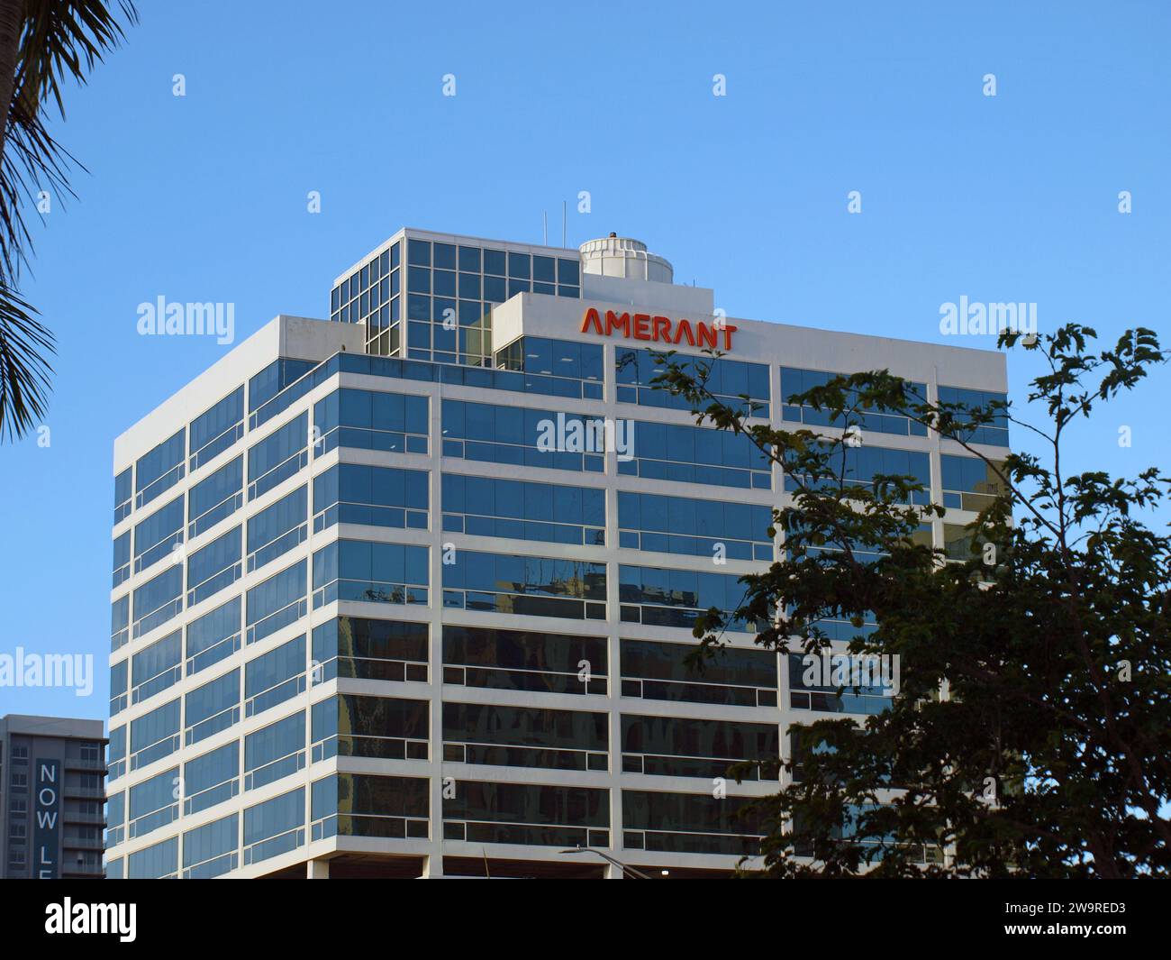 Miami, Florida, USA - 29. Dezember 2023: Logo der Amerant Bank auf einem Gebäude in der Innenstadt von Kendall. Stockfoto