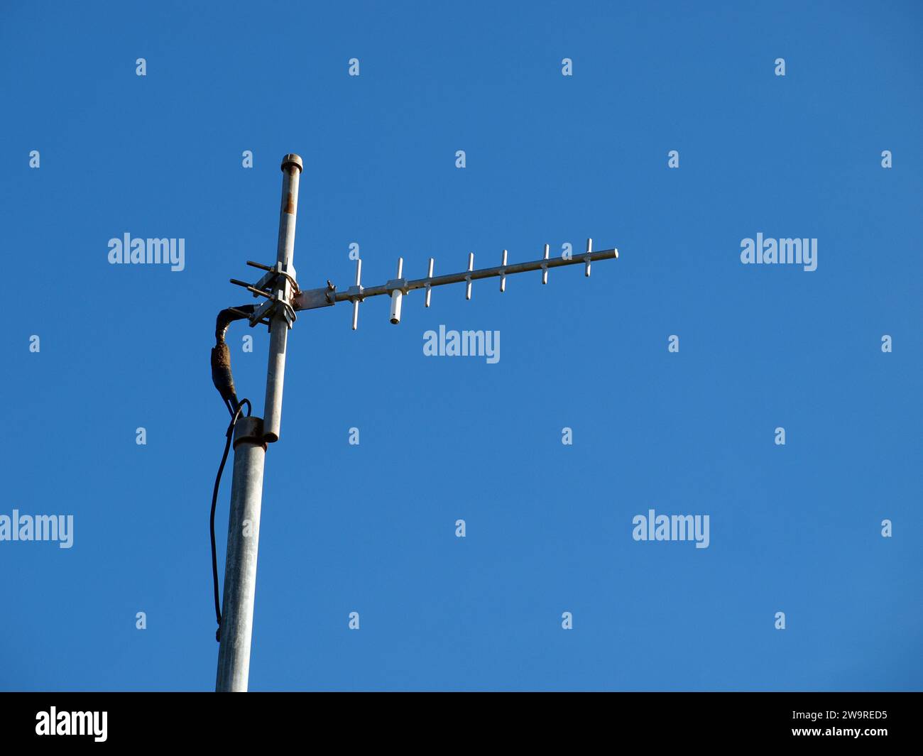 Die Antenne Yagi ist an einem Stab installiert. Stockfoto