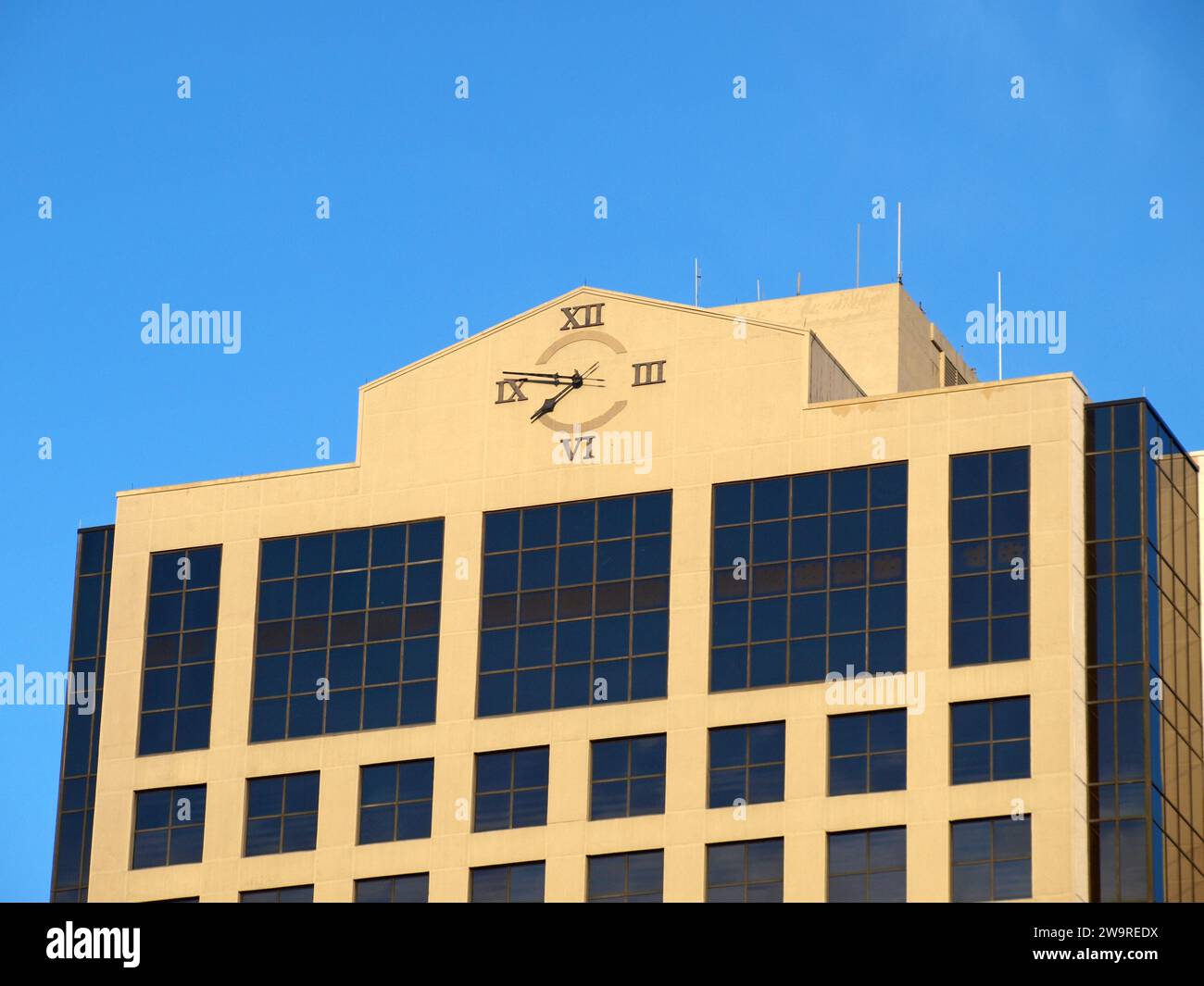 Gebäude mit einer Uhr mit römischen Zahlen in Miami, Florida. Stockfoto