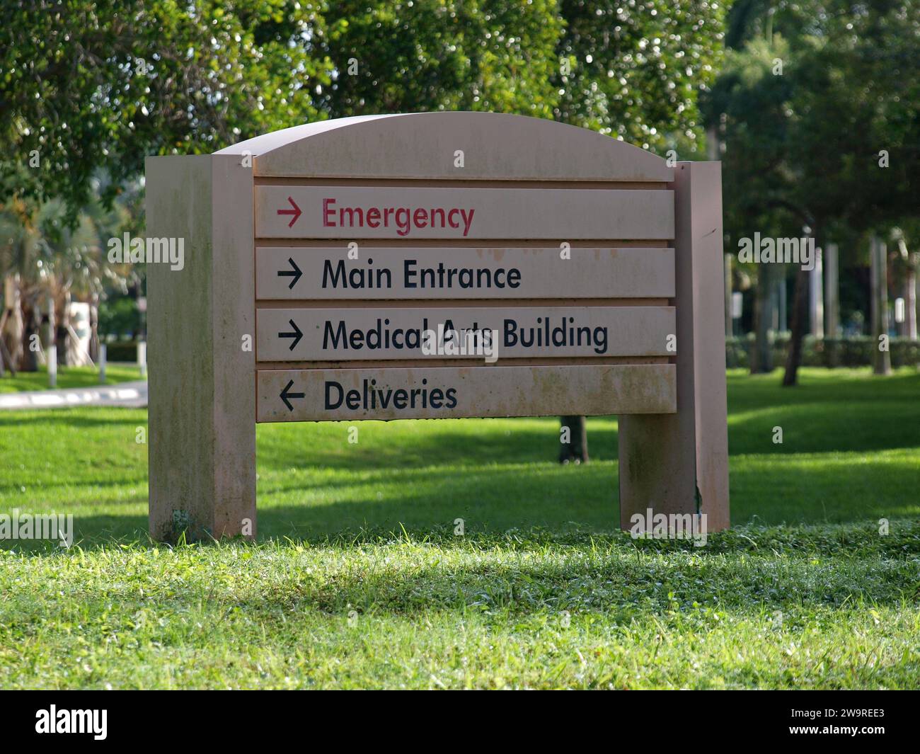 Miami, Florida, Vereinigte Staaten - 29. Dezember 2023: Schild mit Wegbeschreibung im Baptist West Kendall Hospital. Stockfoto