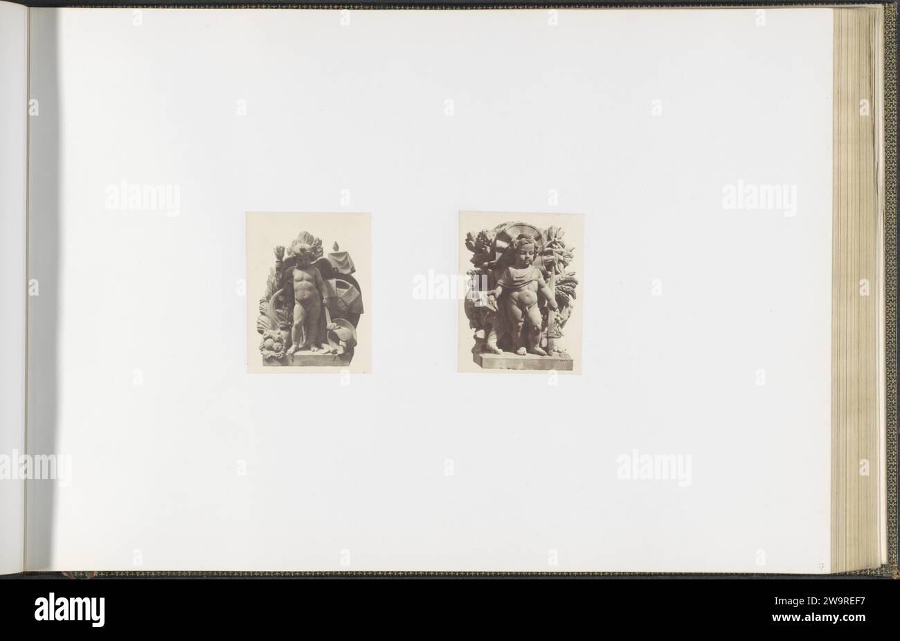 Plotmodelle für Skulpturen am Louvre: Links 'La Paix' von Joseph Brian und rechts 'La Paix' von Cavasse, ca. 1855 - ca. 1857 Fotografie Teil der Réunion des Tuileries au Louvre 1852-1857, Album 2. Paris Papier. Fototräger mit gesalzenem Papier Dauerausstellung, Museum. Skulptur, Reproduktion einer Skulptur Palais du Louvre. Tuilerieënpaleis. Louvre Museum. Paris Stockfoto