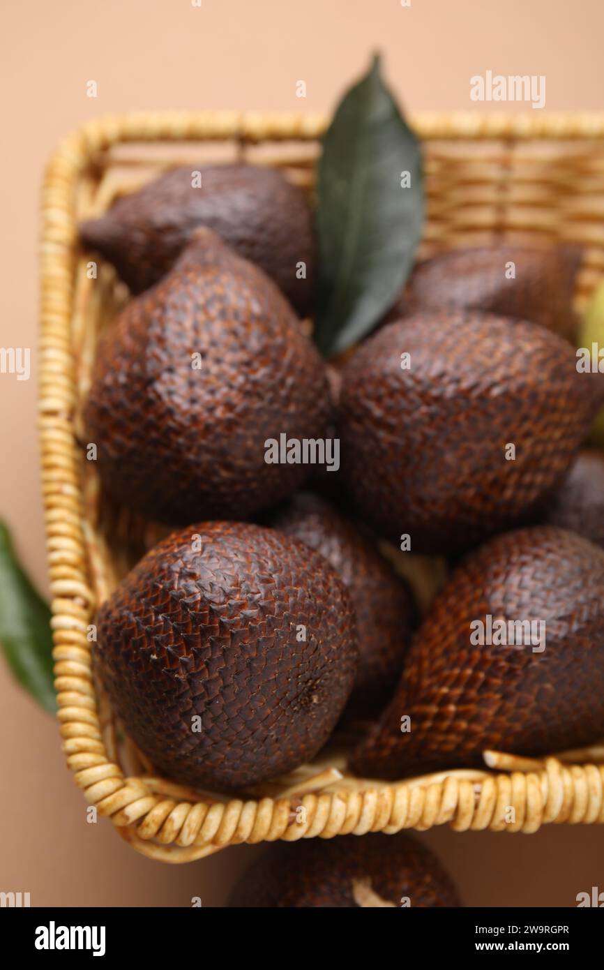 Köstliche salakfrüchte im Korb auf blassbraunem Hintergrund, über der Ansicht Stockfoto