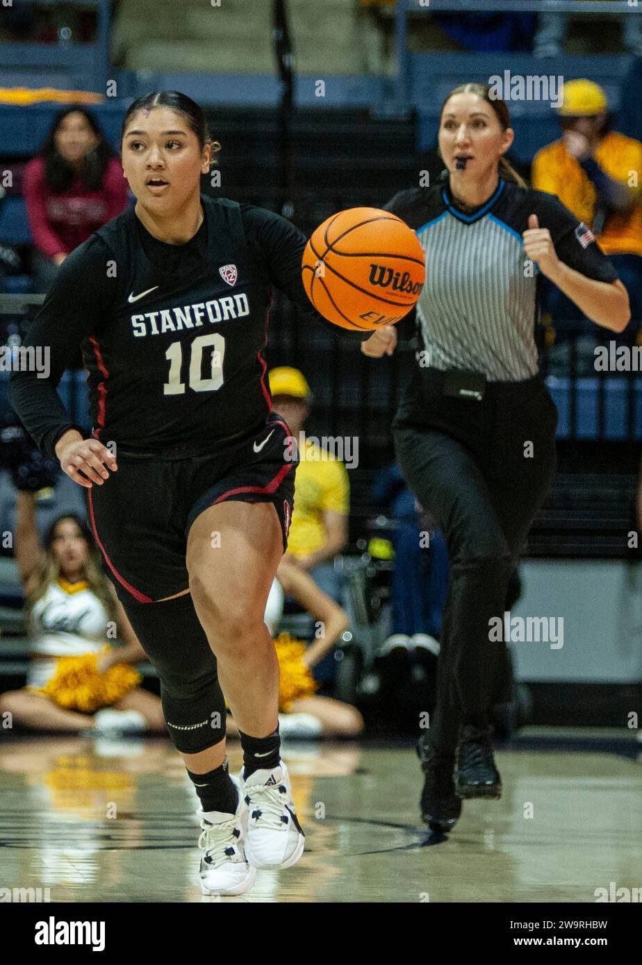 Haas Pavilion Berkeley Calif, USA. Dezember 2023. Talana Lepolo (10) der US-amerikanische Stanford-Garde bringt den Ball während des NCAA Women's Basketball-Spiels zwischen Stanford Cardinal und den California Golden Bears auf den Platz. Stanford schlug Kalifornien 78-51 im Haas Pavilion Berkeley Kalifornien Thurman James/CSM (Bild: © Thurman James/Cal Sport Media). Quelle: csm/Alamy Live News Stockfoto