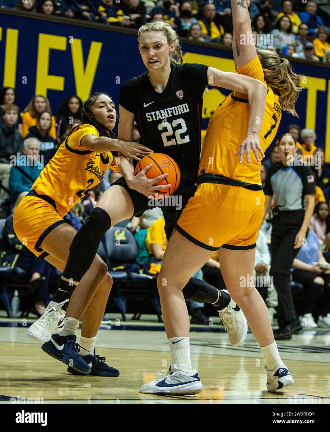 Haas Pavilion Berkeley Calif, USA. Dezember 2023. CA U.S.A. Stanford Stürmer Cameron Brink (22) fährt während des NCAA Women's Basketball Spiels zwischen Stanford Cardinal und den California Golden Bears zum Basketball. Stanford schlug Kalifornien 78-51 im Haas Pavilion Berkeley Kalifornien Thurman James/CSM/Alamy Live News Stockfoto