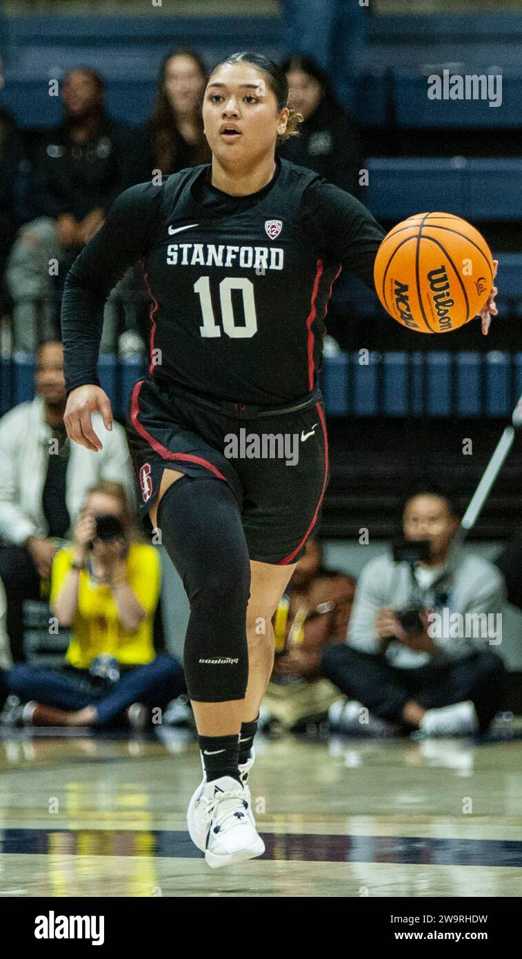 Haas Pavilion Berkeley Calif, USA. Dezember 2023. Talana Lepolo (10) der US-amerikanische Stanford-Garde bringt den Ball während des NCAA Women's Basketball-Spiels zwischen Stanford Cardinal und den California Golden Bears auf den Platz. Stanford schlug Kalifornien 78-51 im Haas Pavilion Berkeley Kalifornien Thurman James/CSM (Bild: © Thurman James/Cal Sport Media). Quelle: csm/Alamy Live News Stockfoto