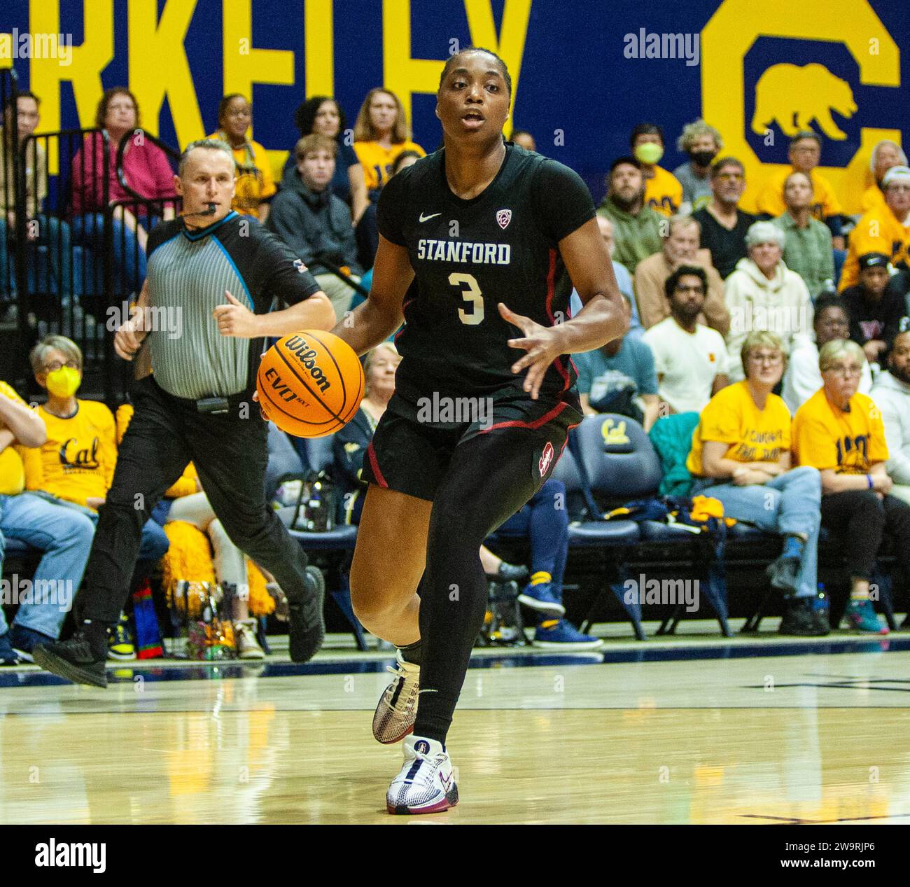 Haas Pavilion Berkeley Calif, USA. Dezember 2023. CA U.S.A. Stanford Stürmer Nunu Agara (3) geht während des NCAA Women's Basketball Spiels zwischen Stanford Cardinal und den California Golden Bears in den Korb. Stanford schlug Kalifornien 78-51 im Haas Pavilion Berkeley Kalifornien Thurman James/CSM/Alamy Live News Stockfoto