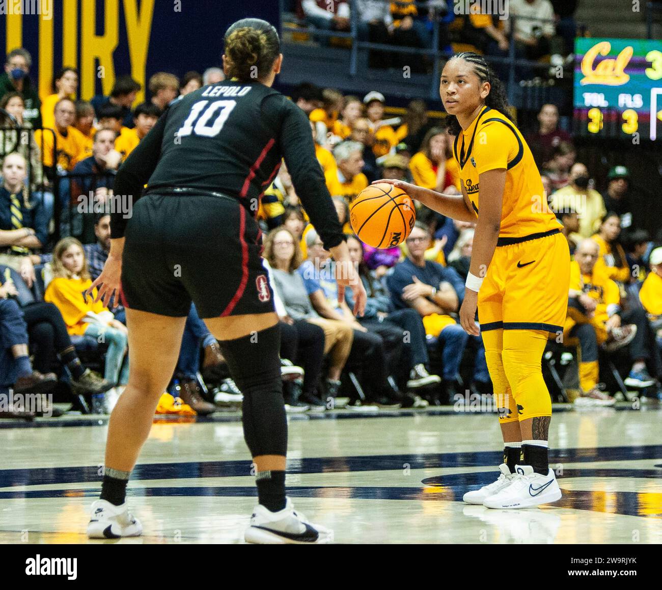 Haas Pavilion Berkeley Calif, USA. Dezember 2023. Leilani McIntosh (1) spielt während des NCAA Women's Basketball-Spiels zwischen Stanford Cardinal und den California Golden Bears. Stanford schlug Kalifornien 78-51 im Haas Pavilion Berkeley Kalifornien Thurman James/CSM (Bild: © Thurman James/Cal Sport Media). Quelle: csm/Alamy Live News Stockfoto