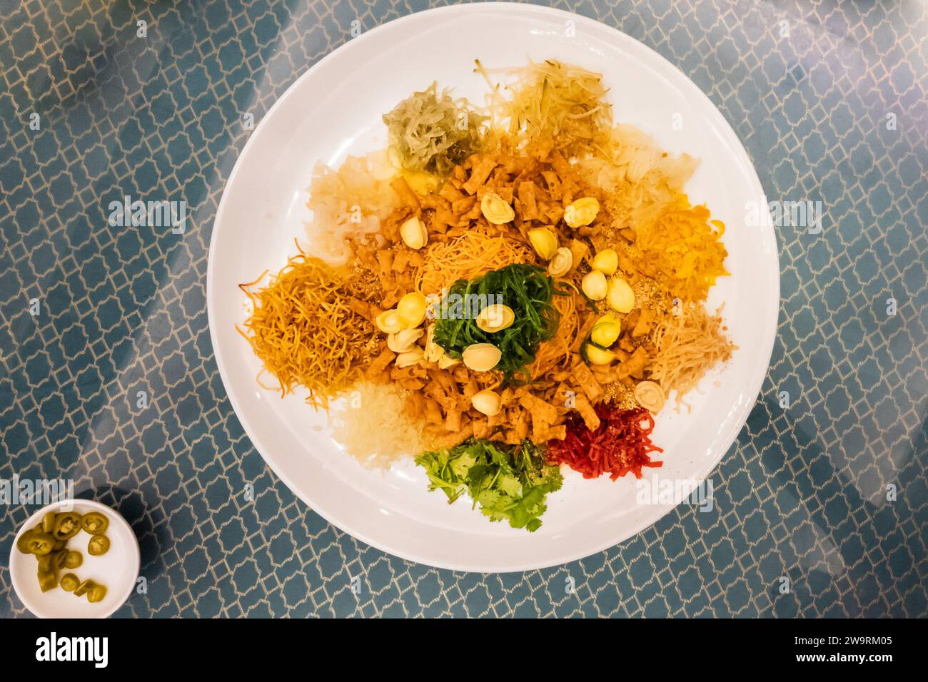 Im Restaurant wird während der chinesischen Neujahrsfeier ein glückverheißender Yusheng oder Ye Sang mit Abalone serviert Stockfoto