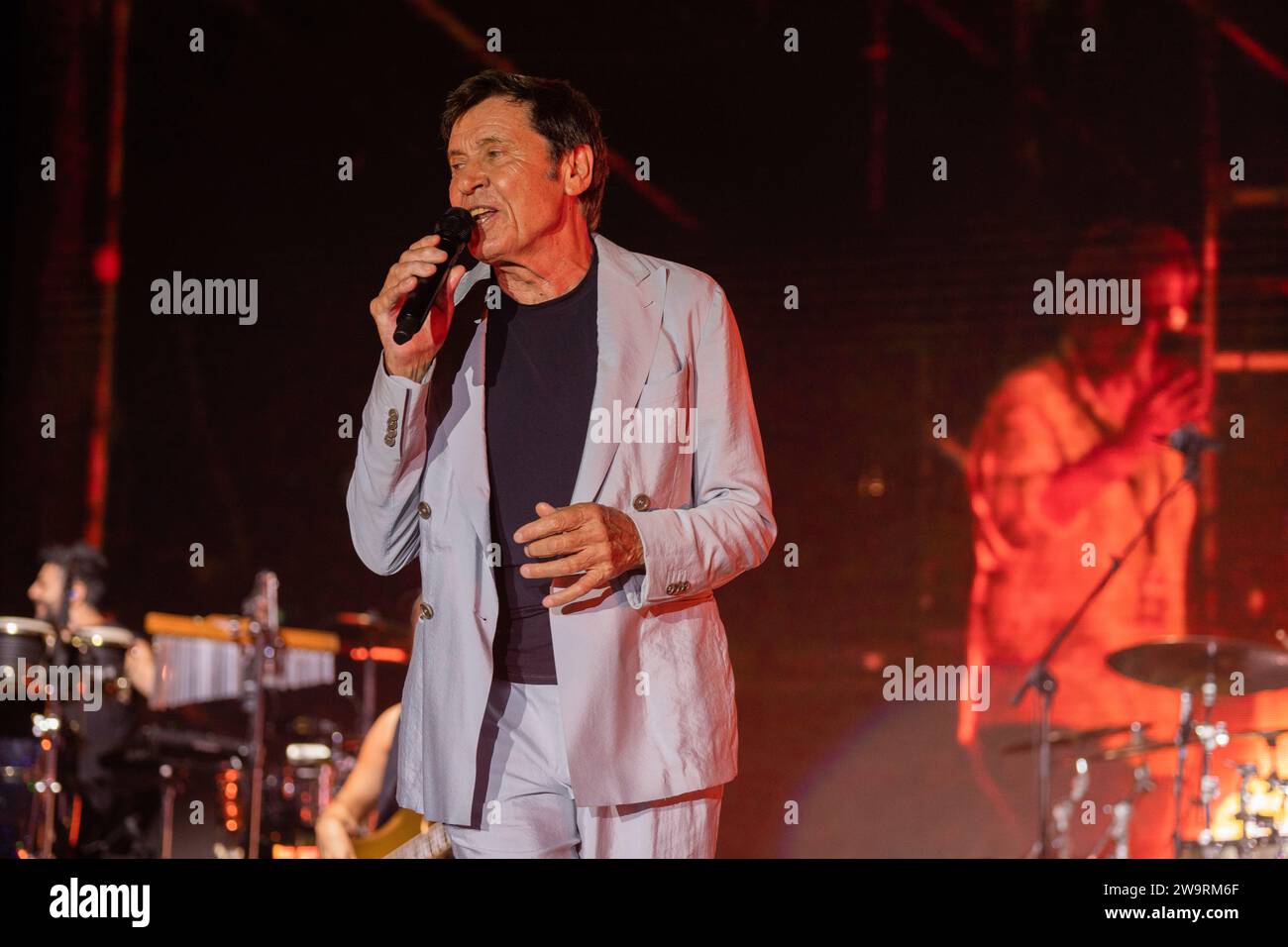 Gianni Morandi tritt live auf der Bühne in der Arena dei Pini in Baia Domizia auf. Stockfoto