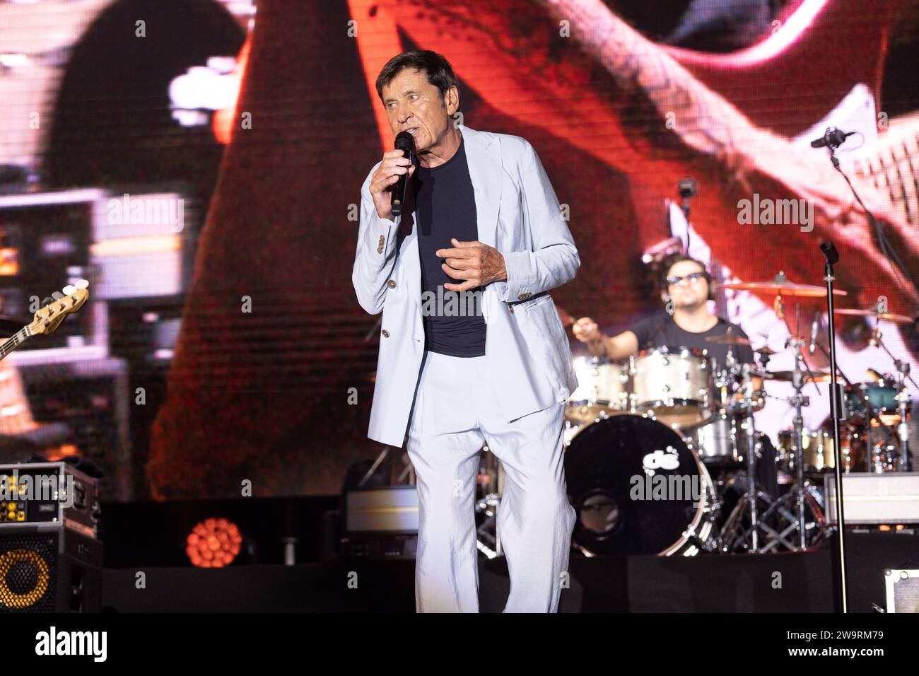 Gianni Morandi tritt live auf der Bühne in der Arena dei Pini in Baia Domizia auf. Stockfoto