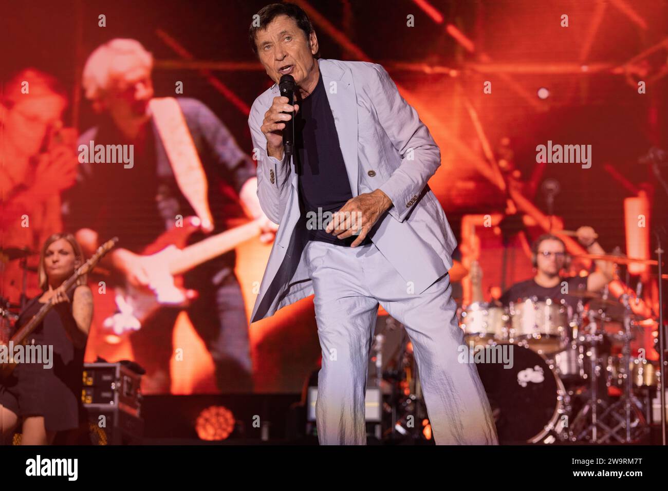 Gianni Morandi tritt live auf der Bühne in der Arena dei Pini in Baia Domizia auf. Stockfoto