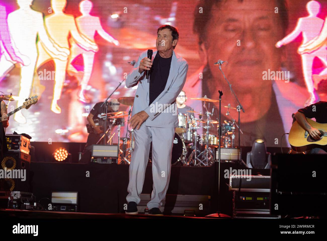 Baia Domizia, Italien. Oktober 2021. Gianni Morandi tritt live auf der Bühne in der Arena dei Pini in Baia Domizia auf. (Foto: Francesco Cigliano/SOPA Images/SIPA USA) Credit: SIPA USA/Alamy Live News Stockfoto