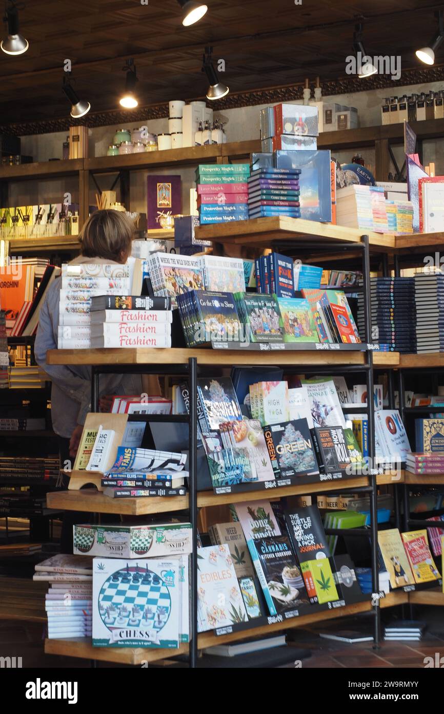 Das ist das Innere einer kleinen Buchhandlung. Stockfoto