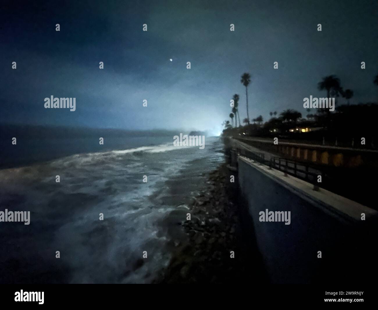 Montecito, Kalifornien, USA, 29. Dezember 2023. Der Mond, umringt von einem Lichterglanz, und die Königsflut treffen sich um Mitternacht im Coral Casino, Four Seasons Hotel, Butterfly Beach, Montecito, CA. (Kreditbild: © Amy Katz/ZUMA Press Wire) NUR REDAKTIONELLE VERWENDUNG! Nicht für kommerzielle ZWECKE! Stockfoto