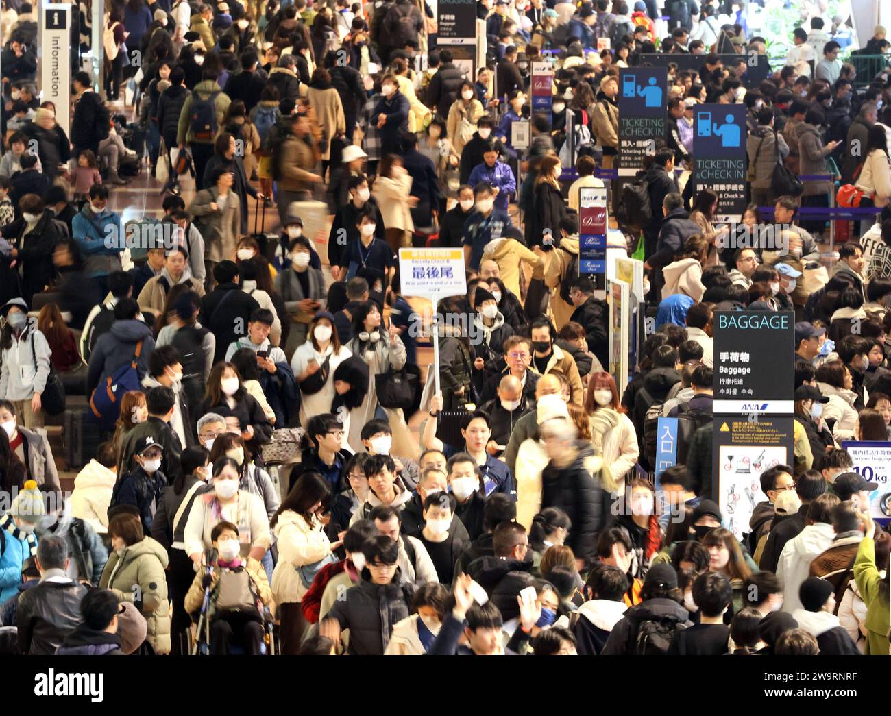 Tokio, Japan. Dezember 2023 30. Am Samstag, dem 30. Dezember 2023, als die Neujahrsferien begannen, ist ein Inlandsterminal des Tokioter Flughafens Haneda mit Touristen überfüllt. Reisende überschwemmten die Flughäfen, um in ihre Heimatstadt zu fahren. (Foto: Yoshio Tsunoda/AFLO) Stockfoto