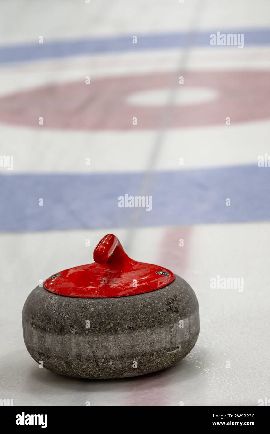 Curling-Felsen auf Eis Stockfoto