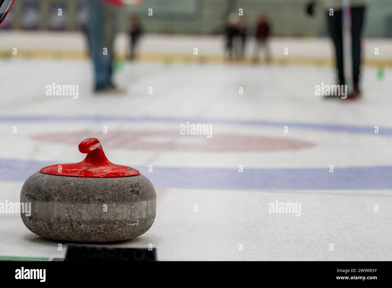 Curling-Felsen auf Eis Stockfoto