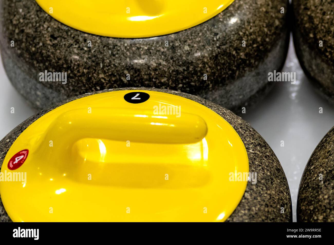 Curling-Felsen auf Eis Stockfoto