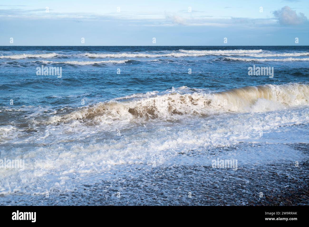 Wellen im Meer an einem windigen Findhorn-Strand. Findhorn, Morayshire, Schottland Stockfoto