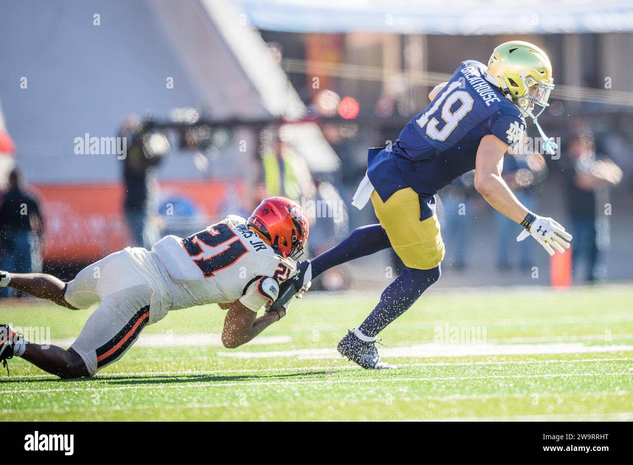 El Paso, Texas, USA. Dezember 2023. Notre Dame Fighting Irish Wide Receiver Jaden Greathouse (19) wird von Oregon State Beavers Defensive Back Noble Thomas (21) während des NCAA-Fußballspiels im 90. Jährlichen Tony the Tiger Sun Bowl zwischen den Oregon State Beavers und den Notre Dame Fighting Irish im Sun Bowl Stadium in bekämpft El Paso, Texas. Notre Dame besiegte Oregon State mit 40:8. Prentice C. James/CSM/Alamy Live News Stockfoto