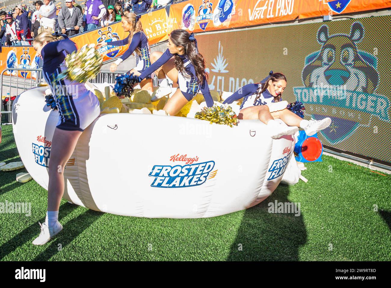 El Paso, Texas, USA. Dezember 2023. Notre Dame kämpft gegen irische Spieler, Cheerleader, und Fans feiern mit einem aufblasbaren Sprung, der eine Schüssel mit Kelloggs Frosted Flakes darstellt, nach dem NCAA-Fußballspiel im 90. jährlichen Tony the Tiger Sun Bowl zwischen den Oregon State Beavers und den Notre Dame Fighting Irish im Sun Bowl Stadium in El Paso, Texas. Notre Dame besiegte Oregon State mit 40:8. Prentice C. James/CSM (Bild: © Prentice C. James/Cal Sport Media). Quelle: csm/Alamy Live News Stockfoto