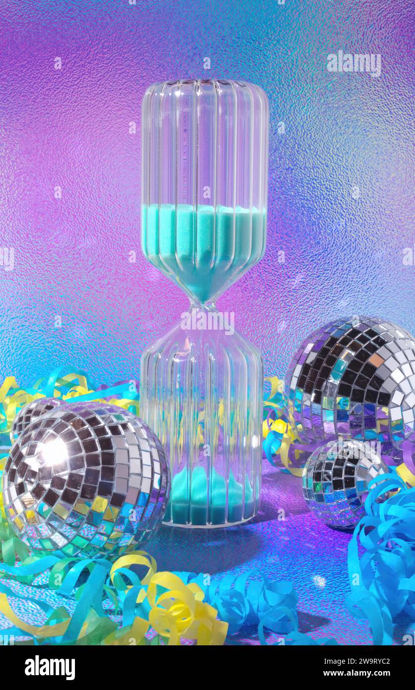 Silvester Countdown bis Mitternacht, Sand Timer Countdown, Disco Mirror Ball, Konfetti und Party Streamer in einer dekorierten New York Szene Stockfoto