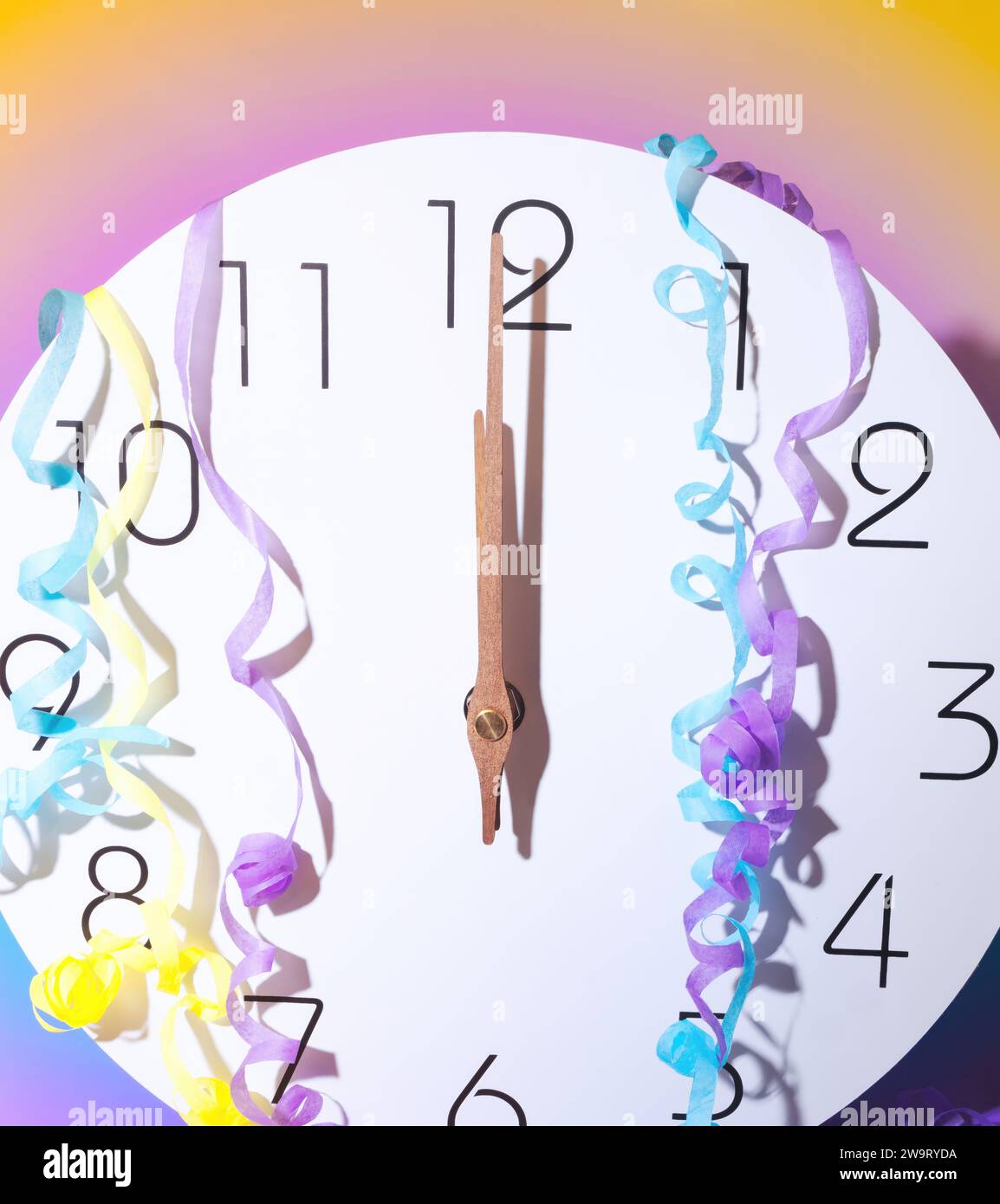 Countdown für Neujahrsfeier um 12 Uhr, Clock Strikes Mitternacht, Party Streamer, Countdown für Neujahrsfeier auf pastellfarbenem Hintergrund Stockfoto