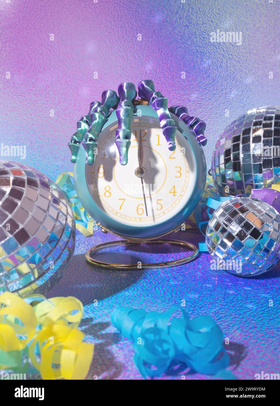Eine Skelett Hand, die um einen Countdown bis 12 Mitternacht gewickelt wurde, Mirror Disco Balls auf einem traumhaften, holographischen Hintergrund in Pastellfarben Stockfoto