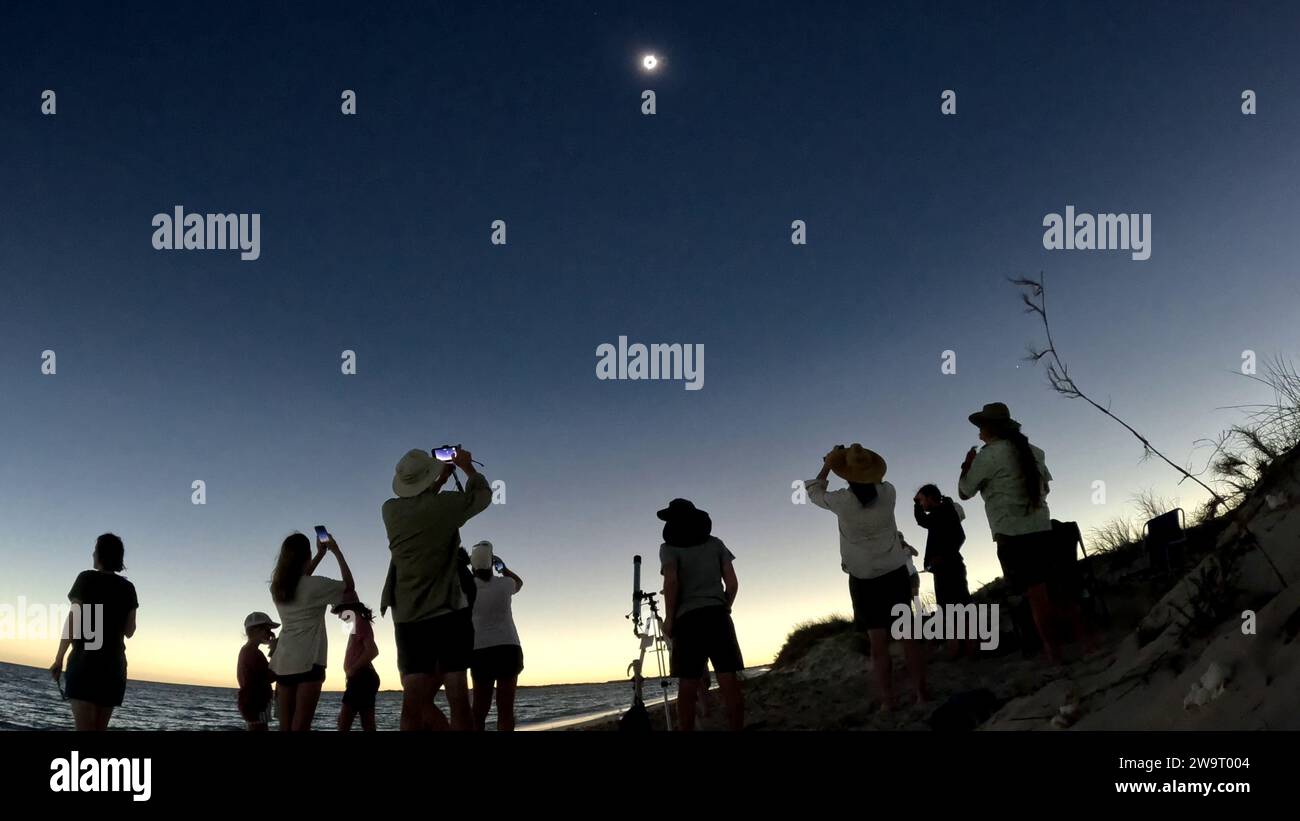 Menschen am Strand, die totale Sonnenfinsternis beobachten, 19. April 2023, Ningaloo, Western Australia. Kein MR oder PR Stockfoto