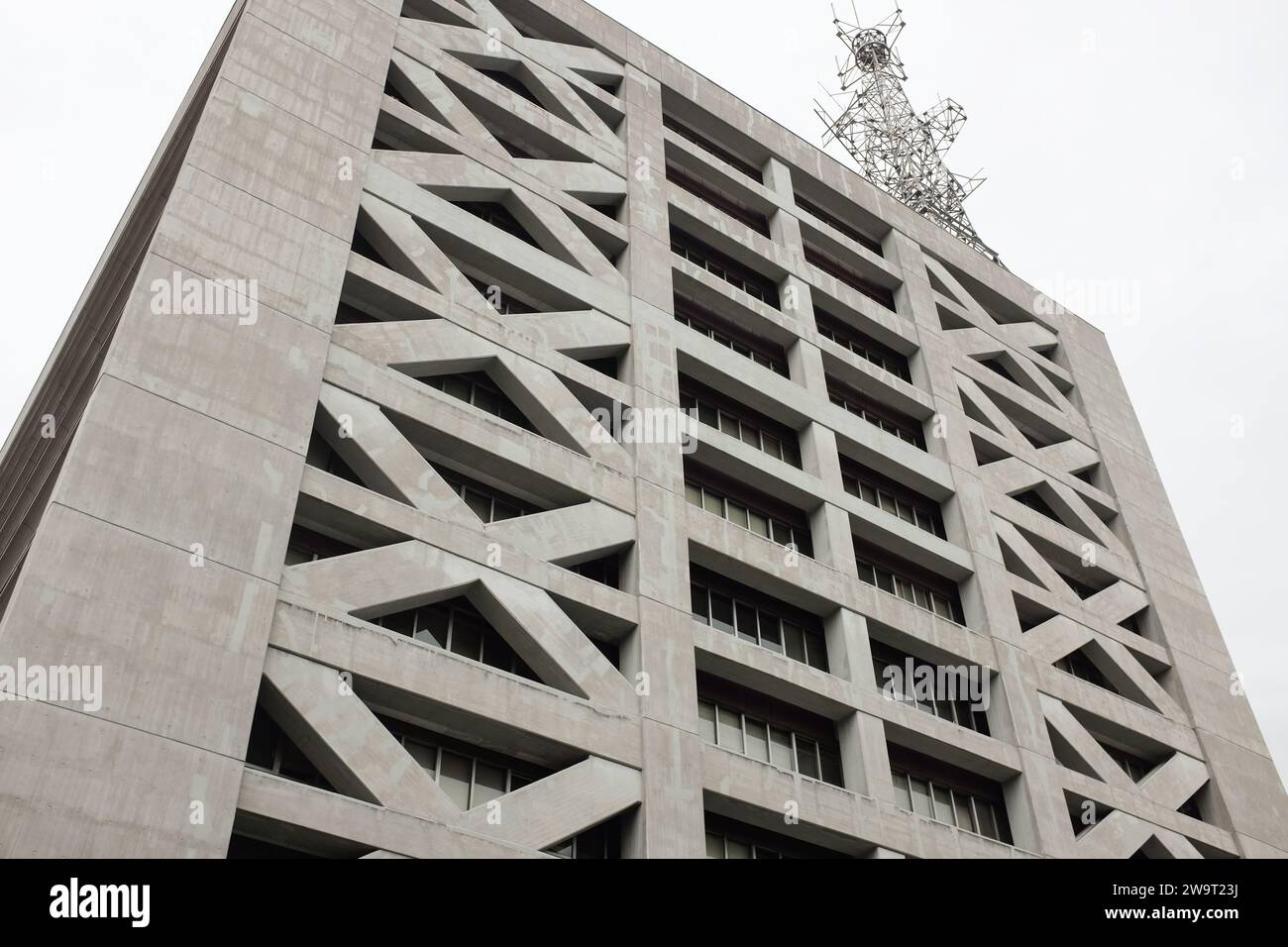 Ein Gebäude in Japan mit einem speziell entwickelten Außendesign, um Erdbeben standzuhalten. Stockfoto