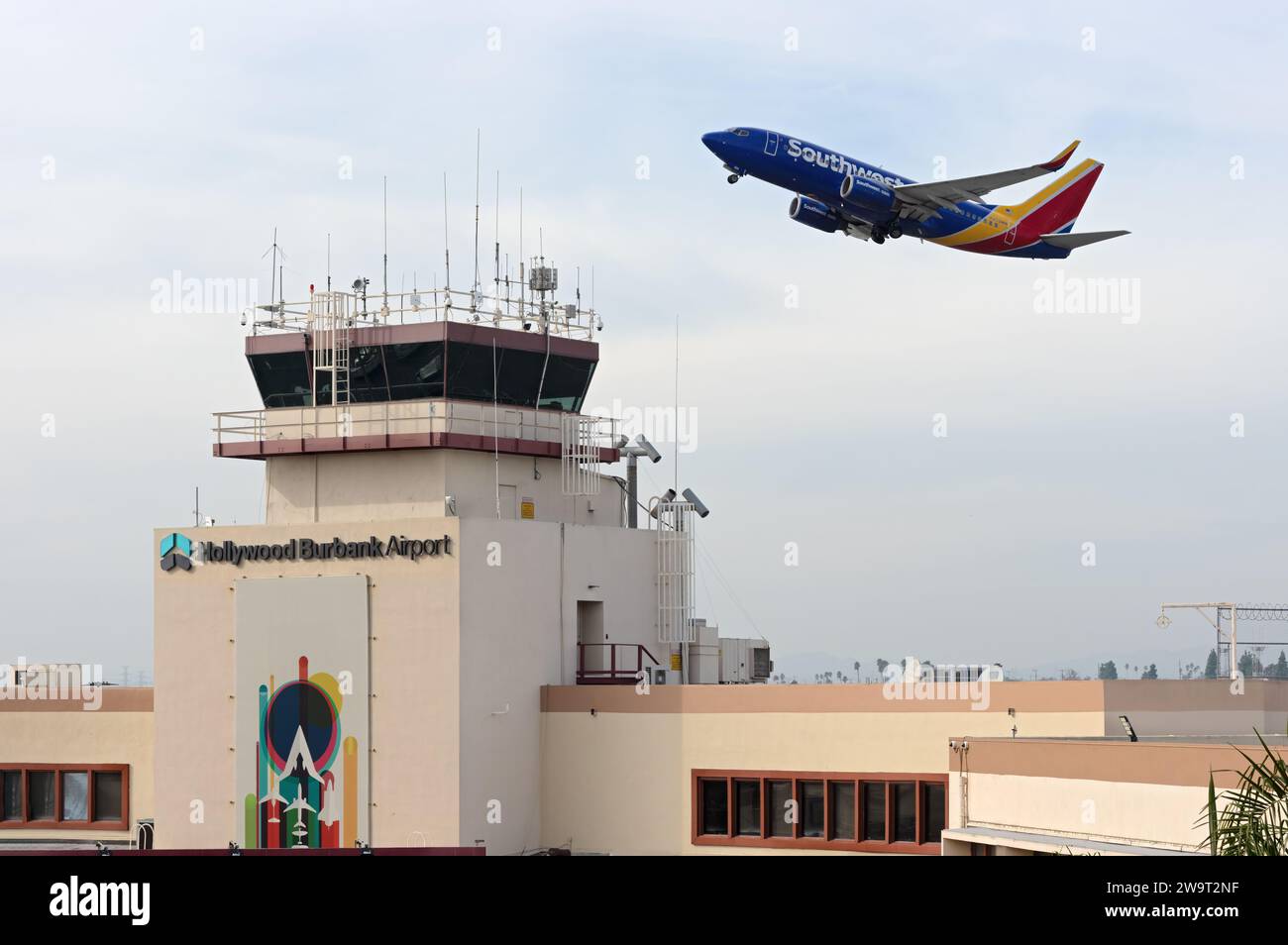 Die Boeing 737 der Southwest Airlines wurde über Terminal A, Hollywood Burbank Airport, gezeigt. Stockfoto Die Boeing 737 der Southwest Airlines wurde über Terminal A, Hollywood Burbank Airport, gezeigt. Stockfoto