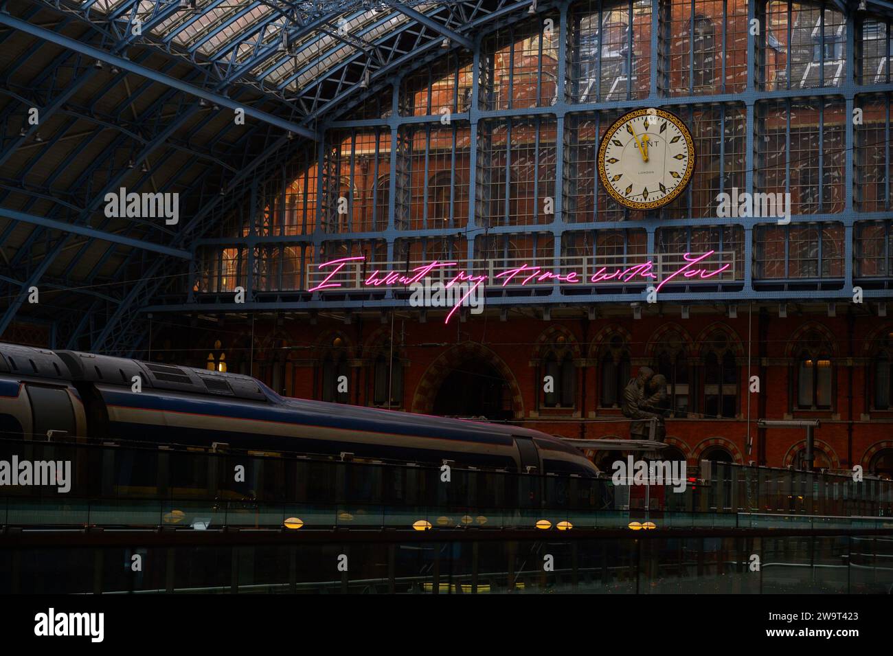 Eurostar-Züge wurden heute wieder abgesagt, weil ein Teil der Strecke in der Nähe von London vorübergehend gesperrt ist. Die Passagiere warten gestern herum, als die Eurostar-Züge in St. Pancras wegen des Wassers in einem Tunnel stillstanden. Quelle: Mary-Lu Bakker/Alamy Live News Stockfoto