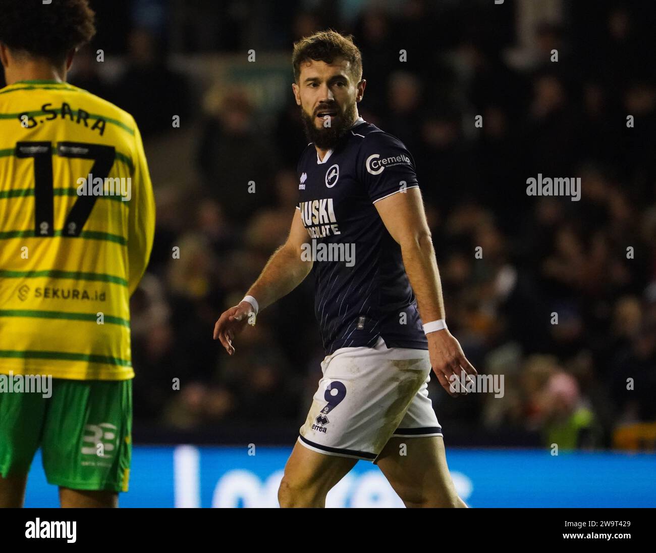 LONDON, ENGLAND - 29. DEZEMBER: Tom Bradshaw aus Millwall während des Sky Bet Championship Matches zwischen Millwall und Norwich City am 29. Dezember 2023 in London. (Foto: Dylan Hepworth/MB Media) Stockfoto