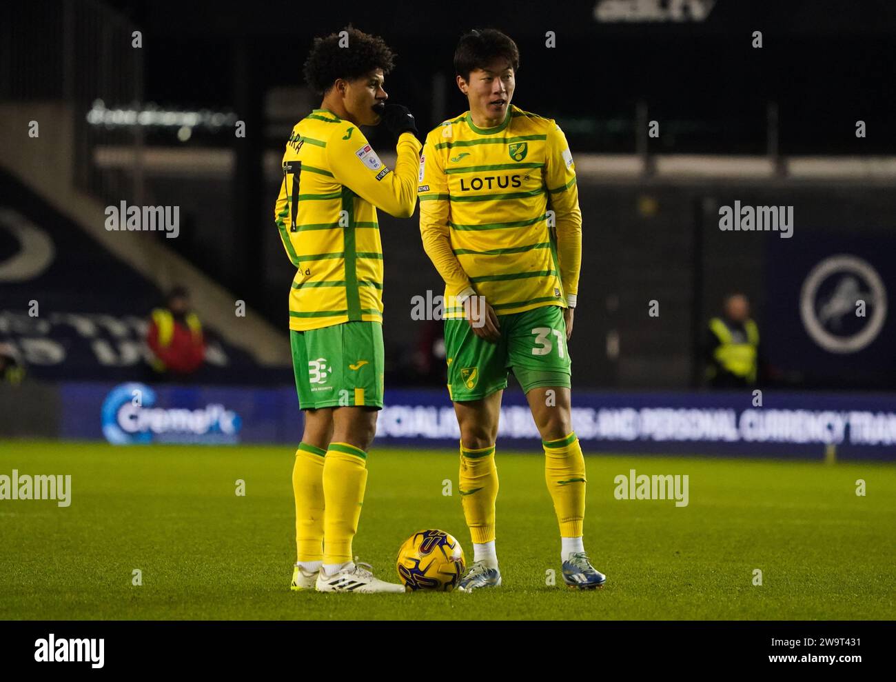 LONDON, ENGLAND - 29. DEZEMBER: Gabriel Sara aus Norwich City und Hwang UI-Jo aus Norwich City stehen während des Sky Bet Championship Matches zwischen Millwall und Norwich City am 29. Dezember 2023 in London. (Foto: Dylan Hepworth/MB Media) Stockfoto