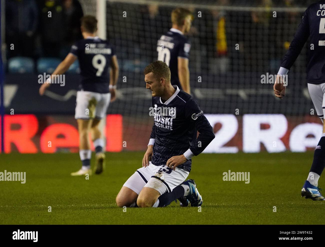 LONDON, ENGLAND - 29. DEZEMBER: George Saville aus Millwall während des Sky Bet Championship Matches zwischen Millwall und Norwich City am 29. Dezember 2023 in London. (Foto: Dylan Hepworth/MB Media) Stockfoto