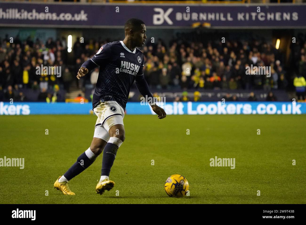 LONDON, ENGLAND - 29. DEZEMBER: Aidomo Emakhu aus Millwall während des Sky Bet Championship Matches zwischen Millwall und Norwich City am 29. Dezember 2023 in den. (Foto: Dylan Hepworth/MB Media) Stockfoto