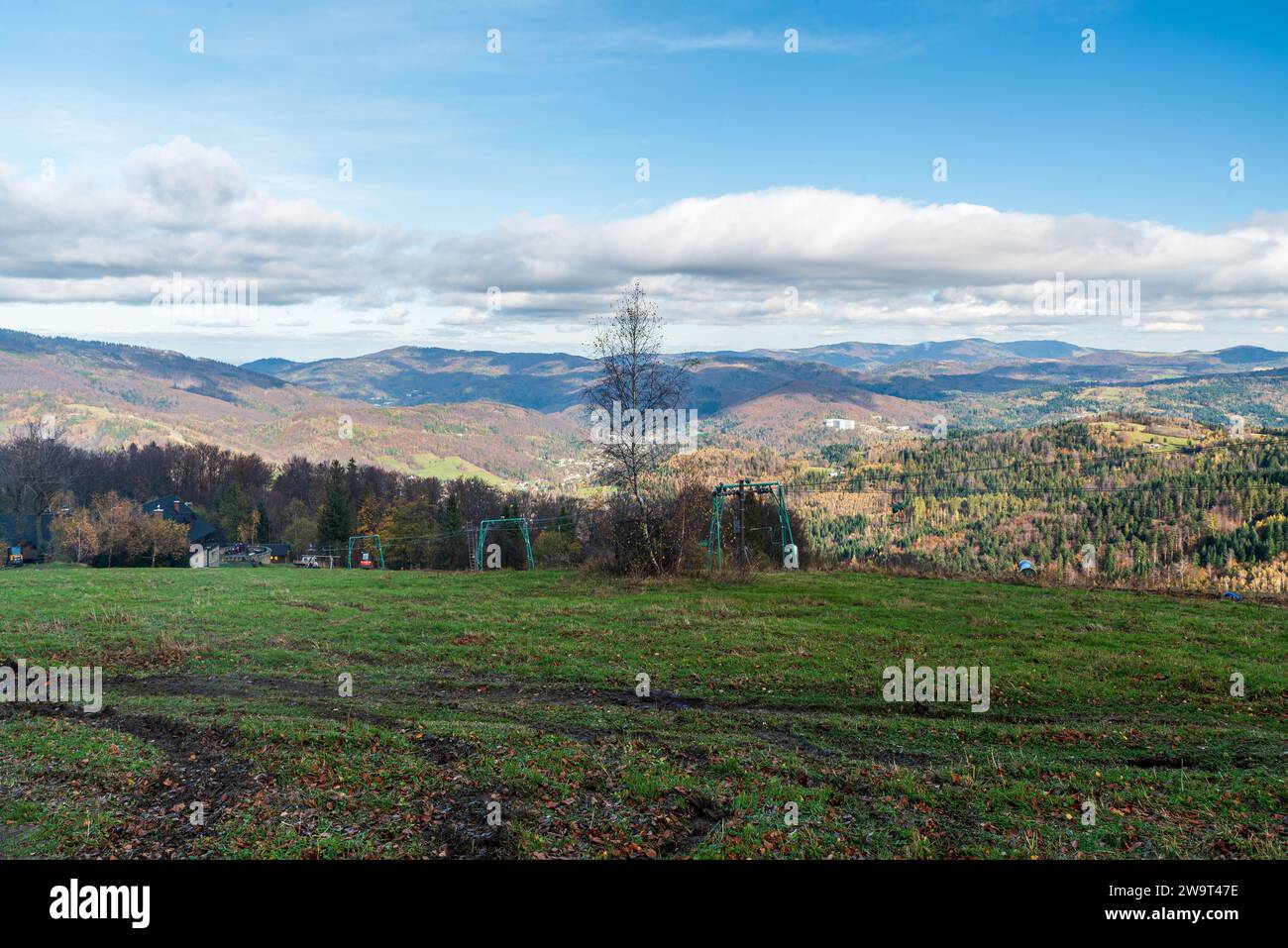 Blick vom Wielki Soszow Hügel in Beskiden Slaski Berge an der polnisch-tschechischen Grenze während des wunderschönen Herbsttages Stockfoto