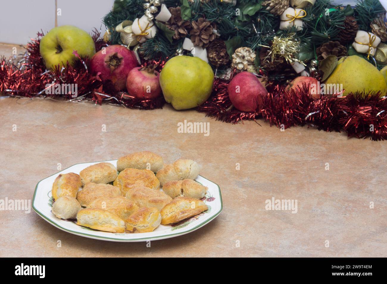 Ein festlicher Teller mit hausgemachten Mandelmarzipans, Weihnachtsdekoration und Obst sowie ein Kopierraum auf der Arbeitsplatte fängt den Geist des ein Stockfoto