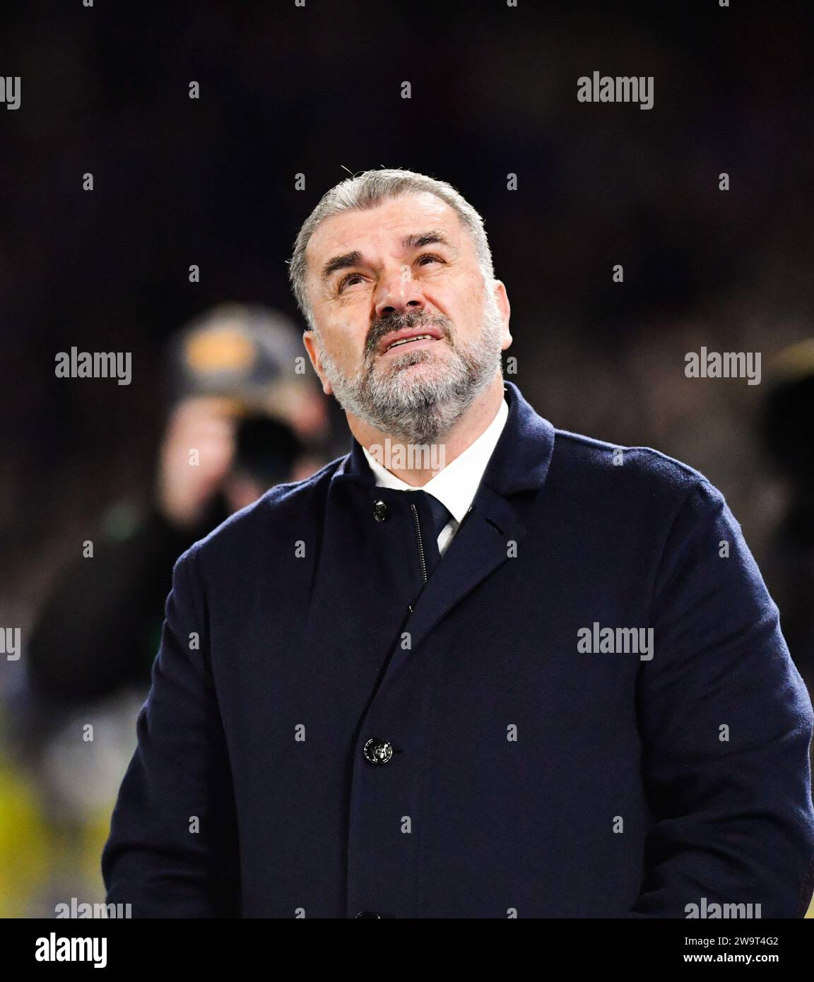 Tottenham-Manager Ange Postecoglou blickt beim Spiel der Premier League zwischen Brighton und Hove Albion und Tottenham Hotspur im American Express Stadium in Brighton, Großbritannien - 28. Dezember 2023 in den Himmel. Foto Simon Dack / Teleobjektive nur für redaktionelle Zwecke. Kein Merchandising. Für Football Images gelten Einschränkungen für FA und Premier League, inc. Keine Internet-/Mobilnutzung ohne FAPL-Lizenz. Weitere Informationen erhalten Sie bei Football Dataco Stockfoto