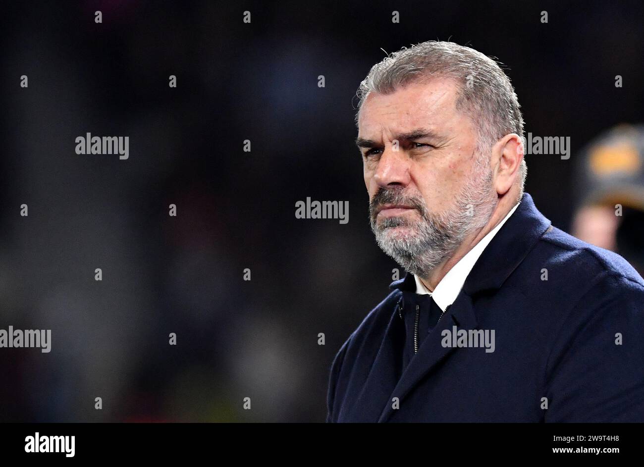 Tottenham-Manager Ange Postecoglou während des Premier League-Spiels zwischen Brighton und Hove Albion und Tottenham Hotspur im American Express Stadium, Brighton, Großbritannien - 28. Dezember 2023 Foto Simon Dack / Teleobjektive nur redaktionelle Verwendung. Kein Merchandising. Für Football Images gelten Einschränkungen für FA und Premier League, inc. Keine Internet-/Mobilnutzung ohne FAPL-Lizenz. Weitere Informationen erhalten Sie bei Football Dataco Stockfoto