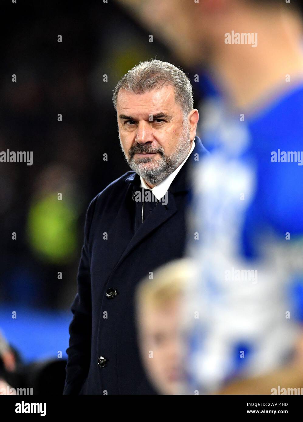Tottenham-Manager Ange Postecoglou während des Premier League-Spiels zwischen Brighton und Hove Albion und Tottenham Hotspur im American Express Stadium, Brighton, Großbritannien - 28. Dezember 2023 Foto Simon Dack / Teleobjektive nur redaktionelle Verwendung. Kein Merchandising. Für Football Images gelten Einschränkungen für FA und Premier League, inc. Keine Internet-/Mobilnutzung ohne FAPL-Lizenz. Weitere Informationen erhalten Sie bei Football Dataco Stockfoto